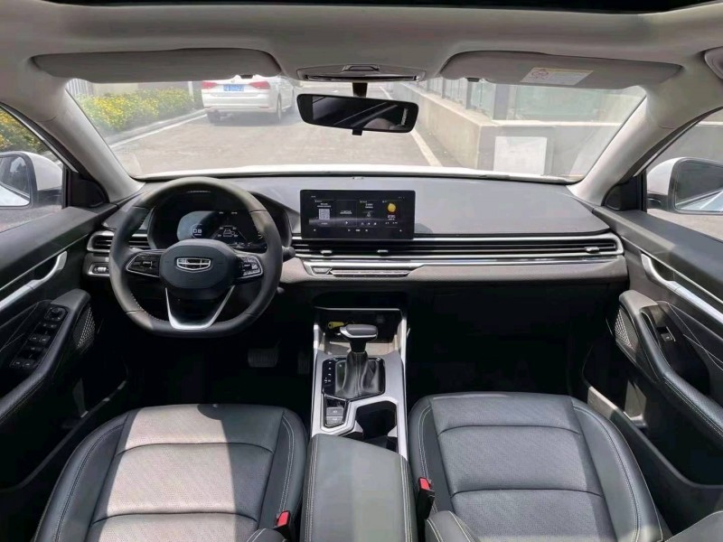 成都22年吉利帝豪8