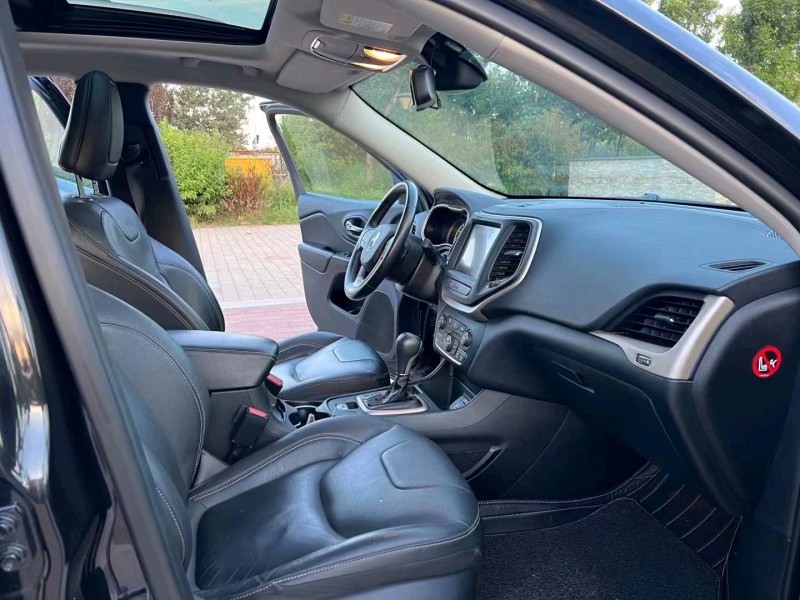 廊坊17年Jeep自由光8