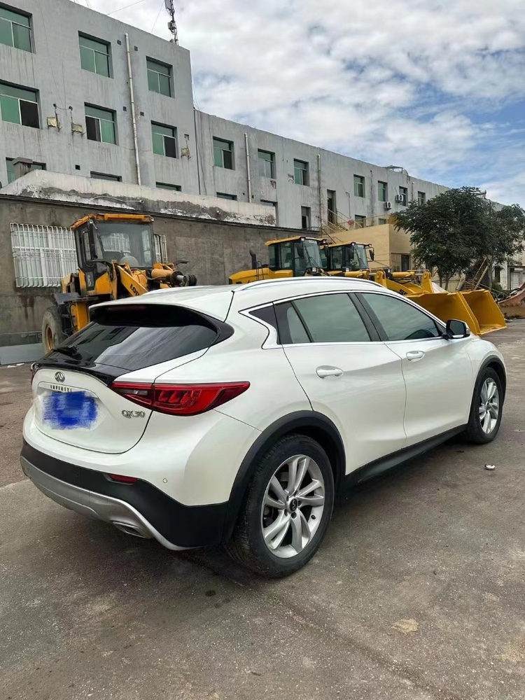 包頭17年英菲尼迪QX303