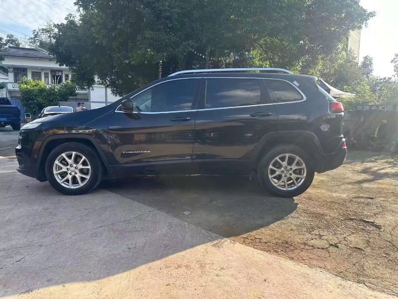 重庆17年Jeep自由光3