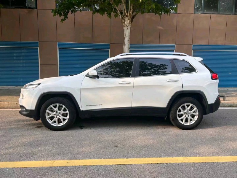 邵阳17年Jeep自由光2