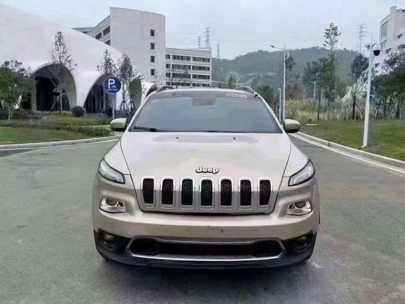 嘉兴16年Jeep自由光1