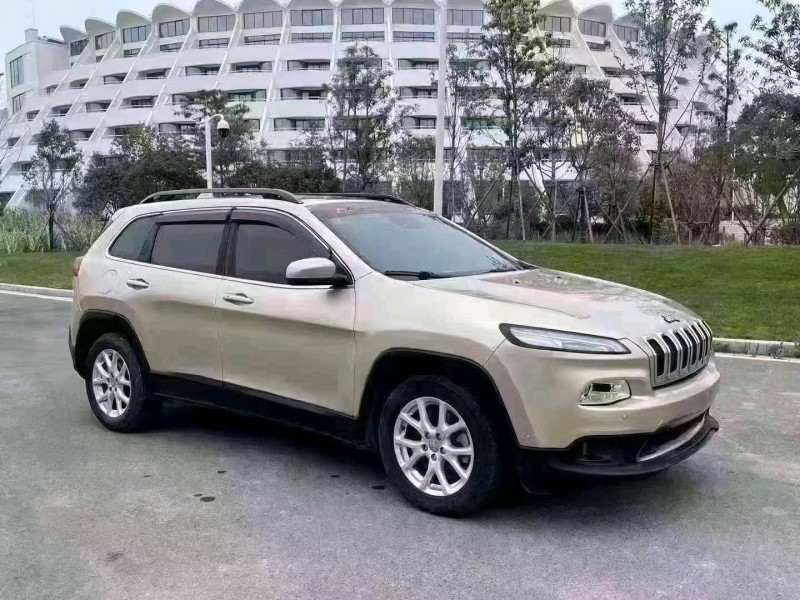 嘉兴16年Jeep自由光3