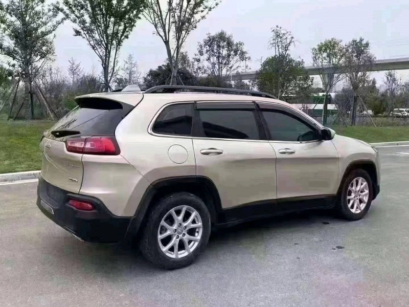 嘉兴16年Jeep自由光4