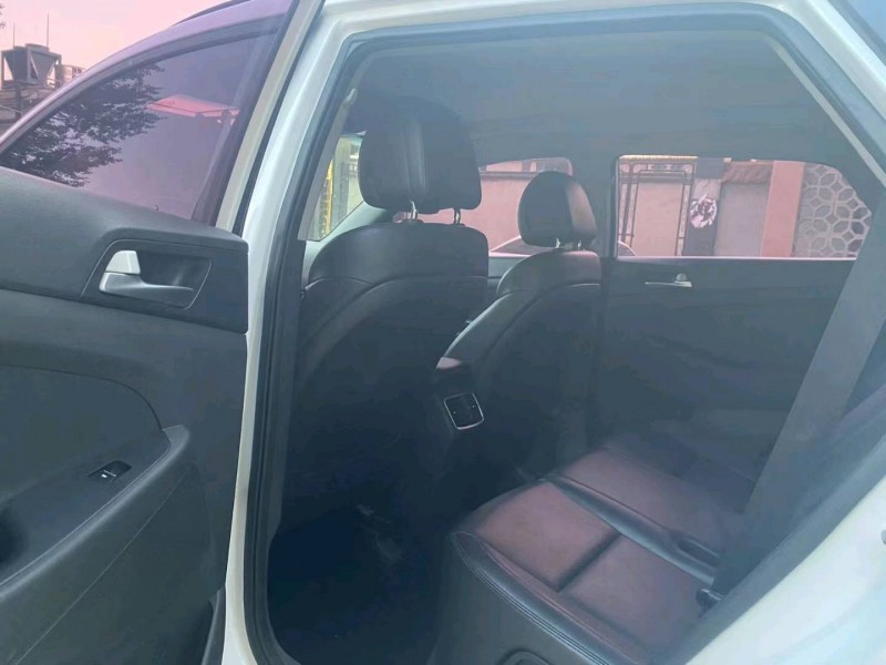 保定17年现代途胜5