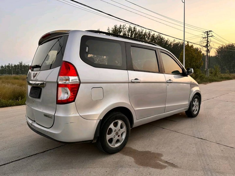徐州13年五菱汽車榮光V7