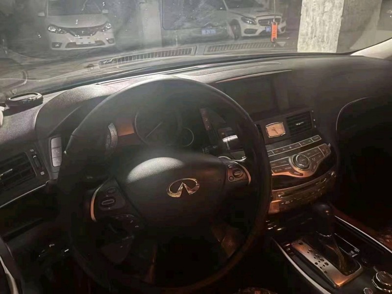 安順16年英菲尼迪Q702