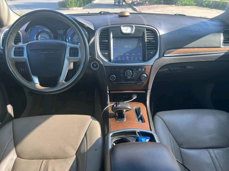 保定13年克莱斯勒300C8