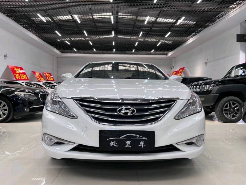 保定13年现代索纳塔八1