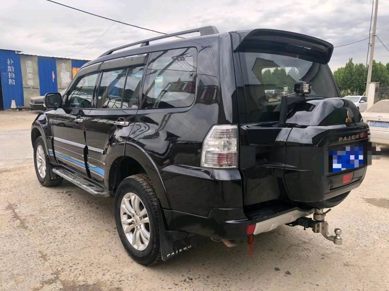 保定18年三菱帕杰罗4
