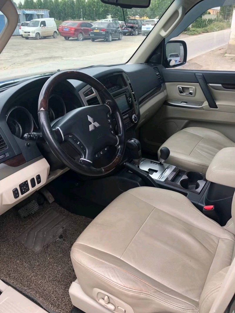 保定18年三菱帕杰罗5