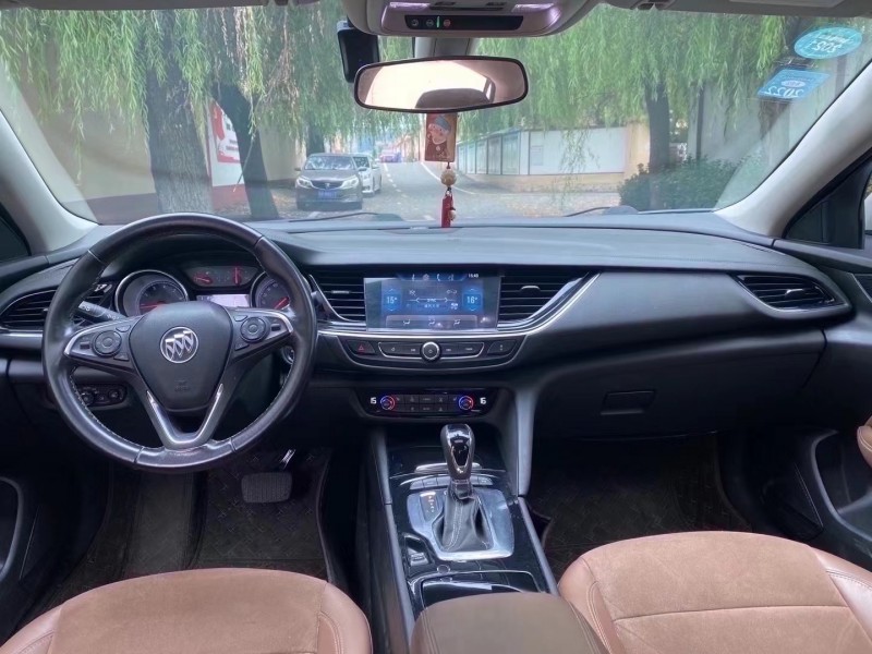 青岛18年别克君威8