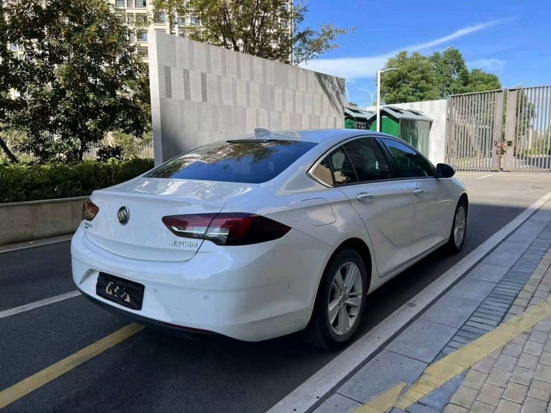 苏州18年别克君威8