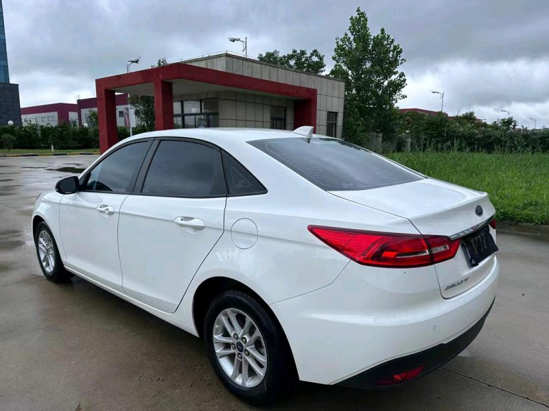 盐城20年福特福睿斯8