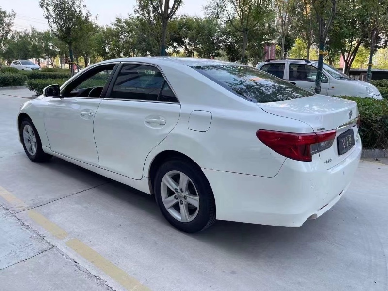 济宁13年丰田锐志4