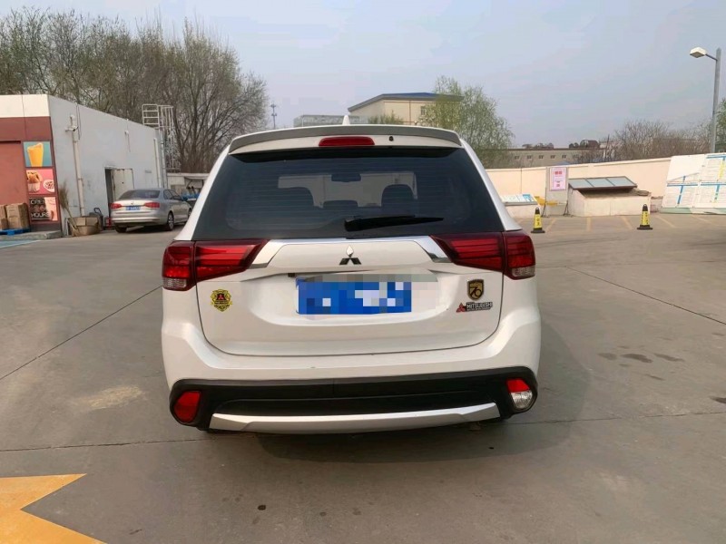 保定18年三菱欧蓝德8