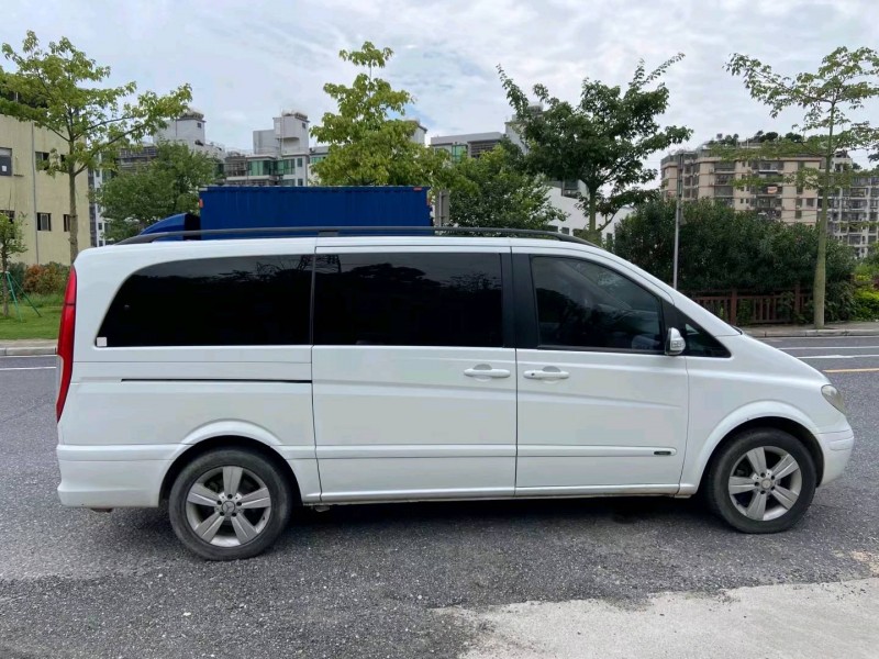 广州11年奔驰唯雅诺4