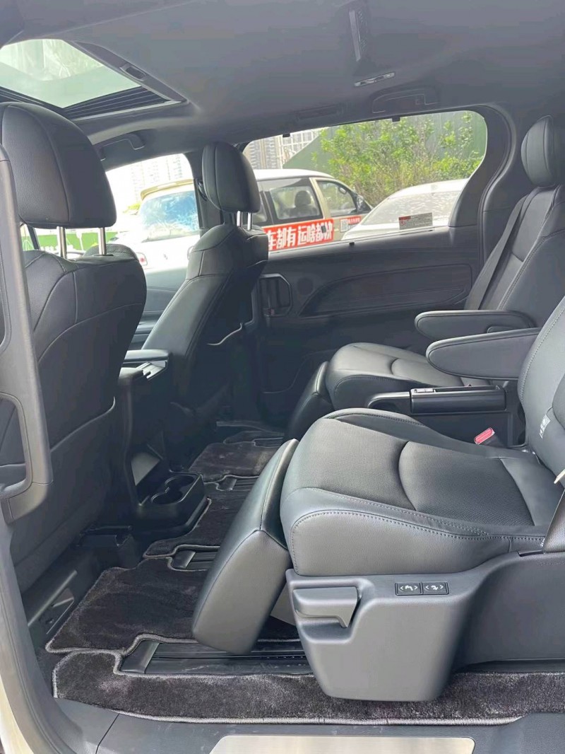 佛山23年丰田塞纳8