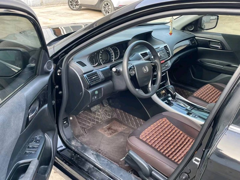 济宁18年本田雅阁6