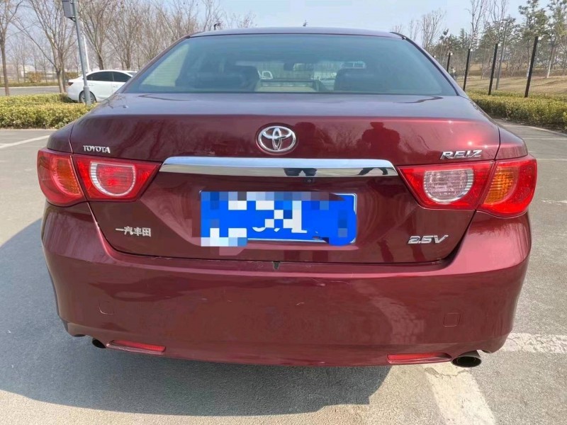 济宁12年丰田锐志9