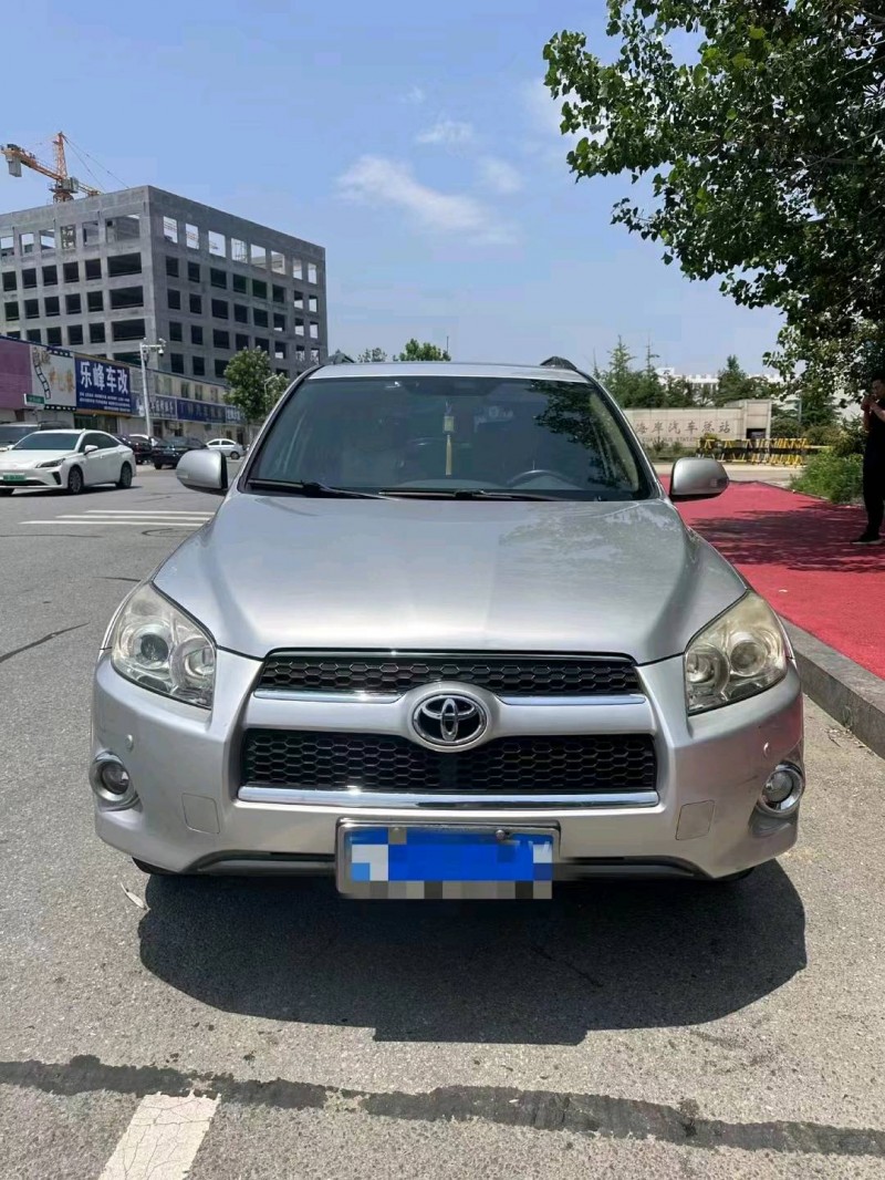 东营11年丰田RAV41
