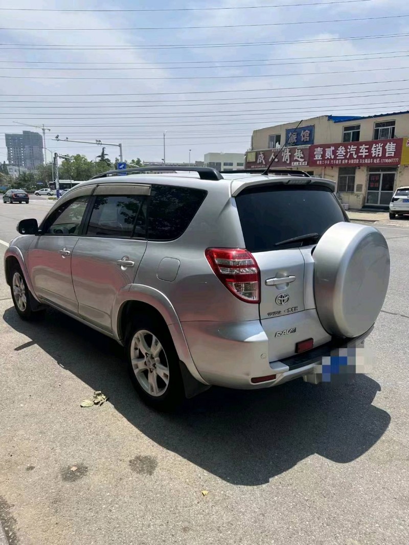 东营11年丰田RAV42