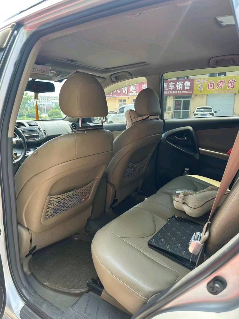 东营11年丰田RAV47