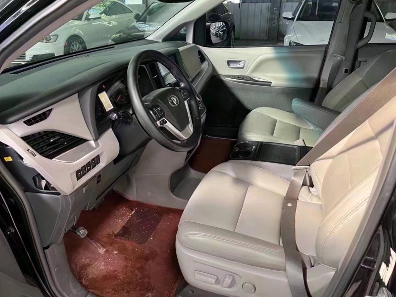 济宁18年丰田塞纳5