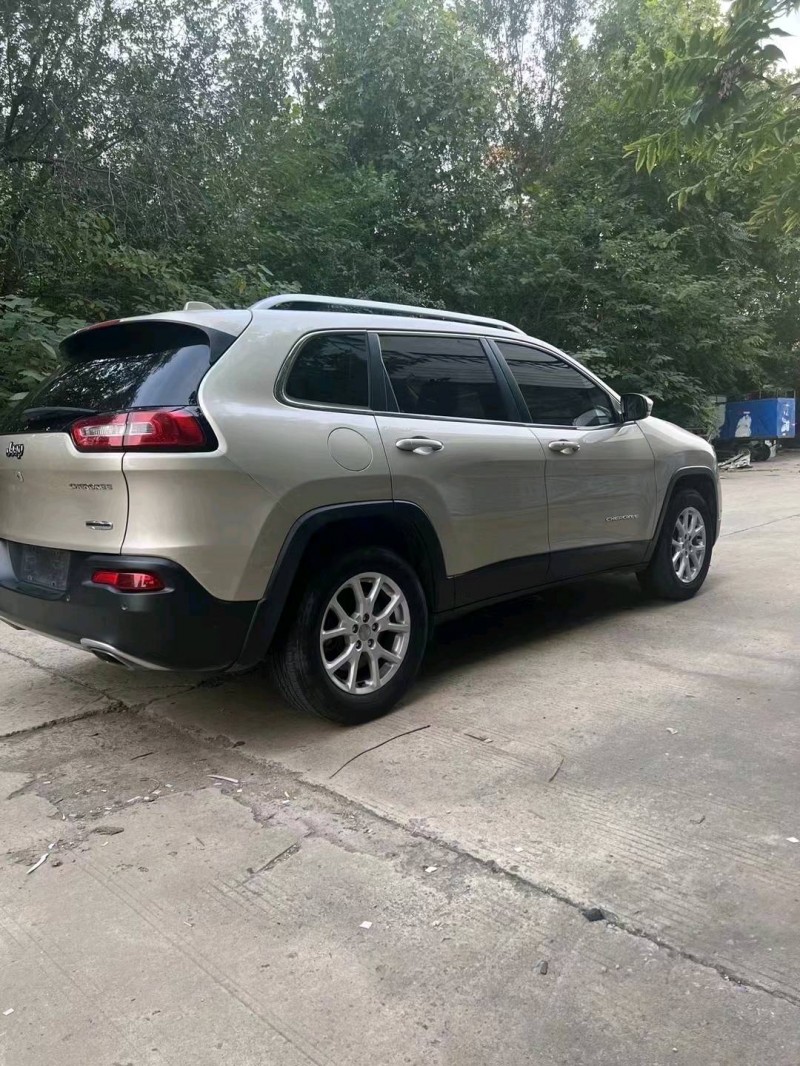 邢台15年Jeep自由光3