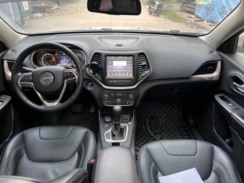 邢台15年Jeep自由光8