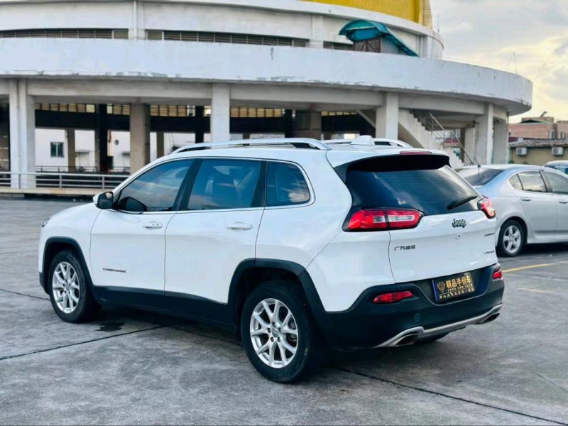 东莞17年Jeep自由光9