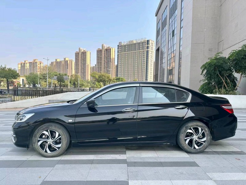 东莞17年本田雅阁3