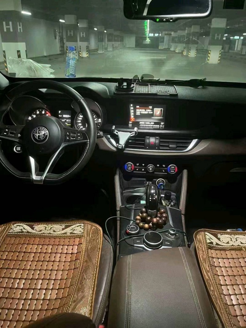 莆田19年阿尔法·罗密欧Stelvio4