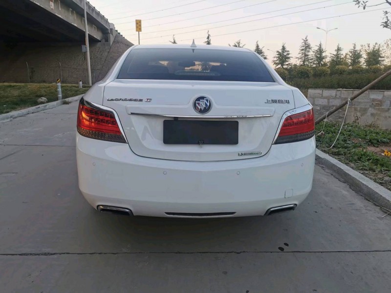 青岛12年别克君越9