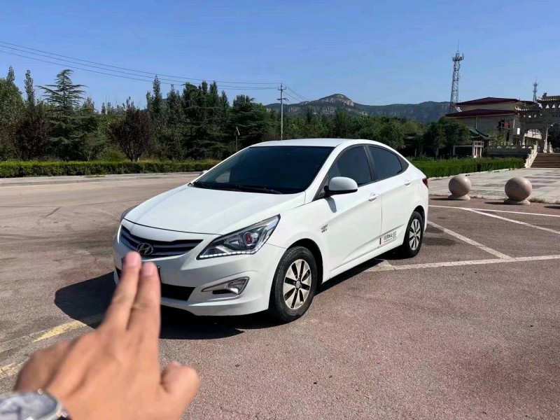 枣庄15年现代瑞纳2