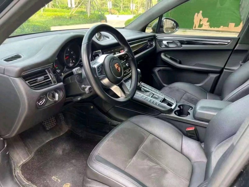 济宁19年保时捷Macan7