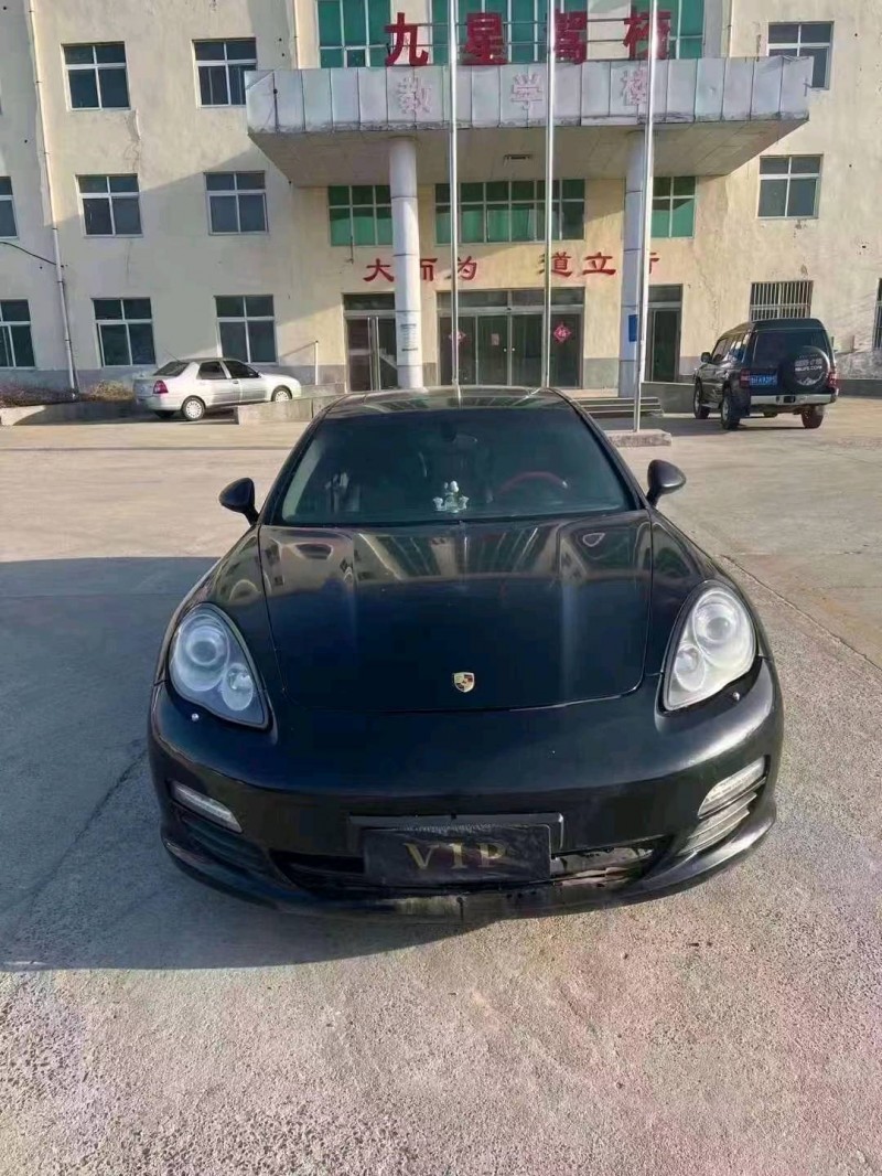 济宁11年保时捷帕拉梅拉1