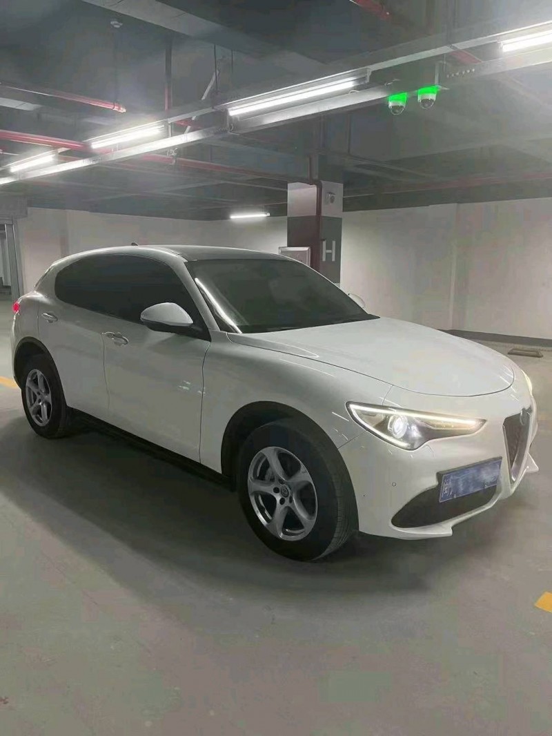 三明19年阿爾法·羅密歐Stelvio4