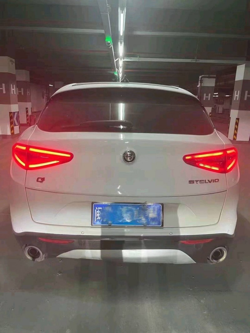 三明19年阿爾法·羅密歐Stelvio8