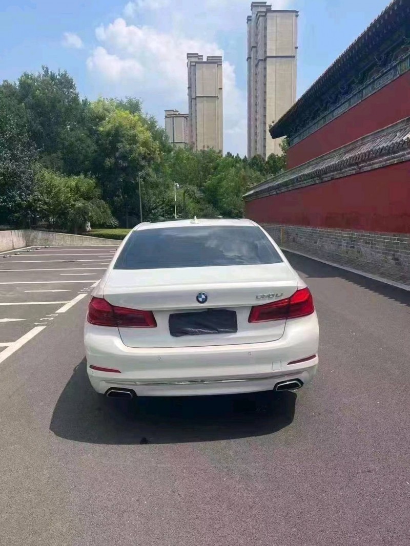 济宁19年宝马5系8