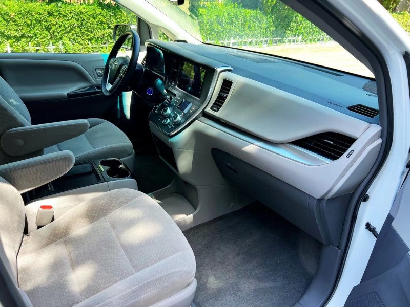 潍坊15年丰田塞纳8