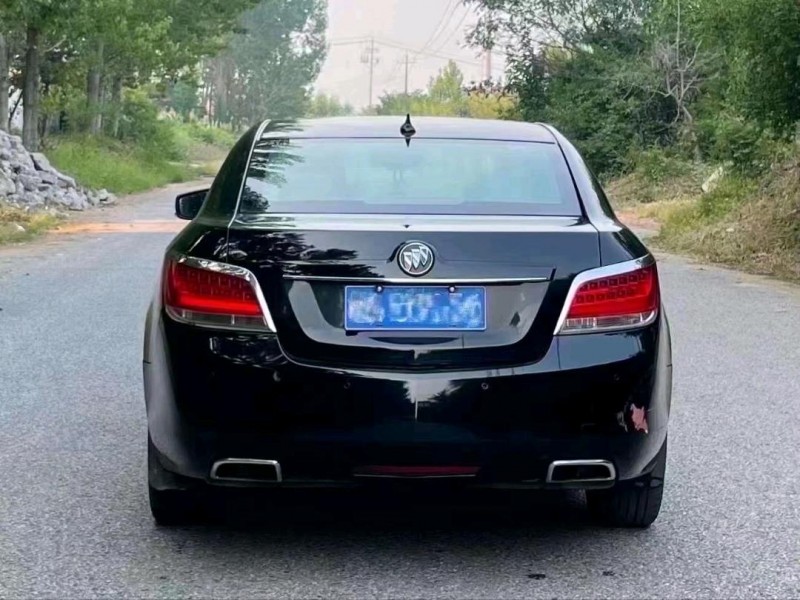 青岛12年别克君越6