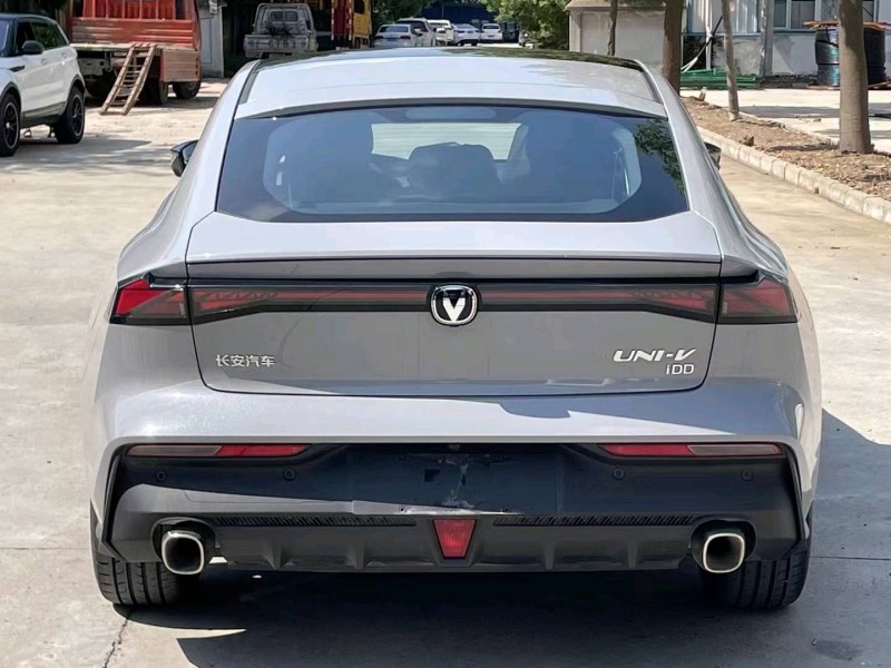 襄陽23年長安汽車UNI-V9