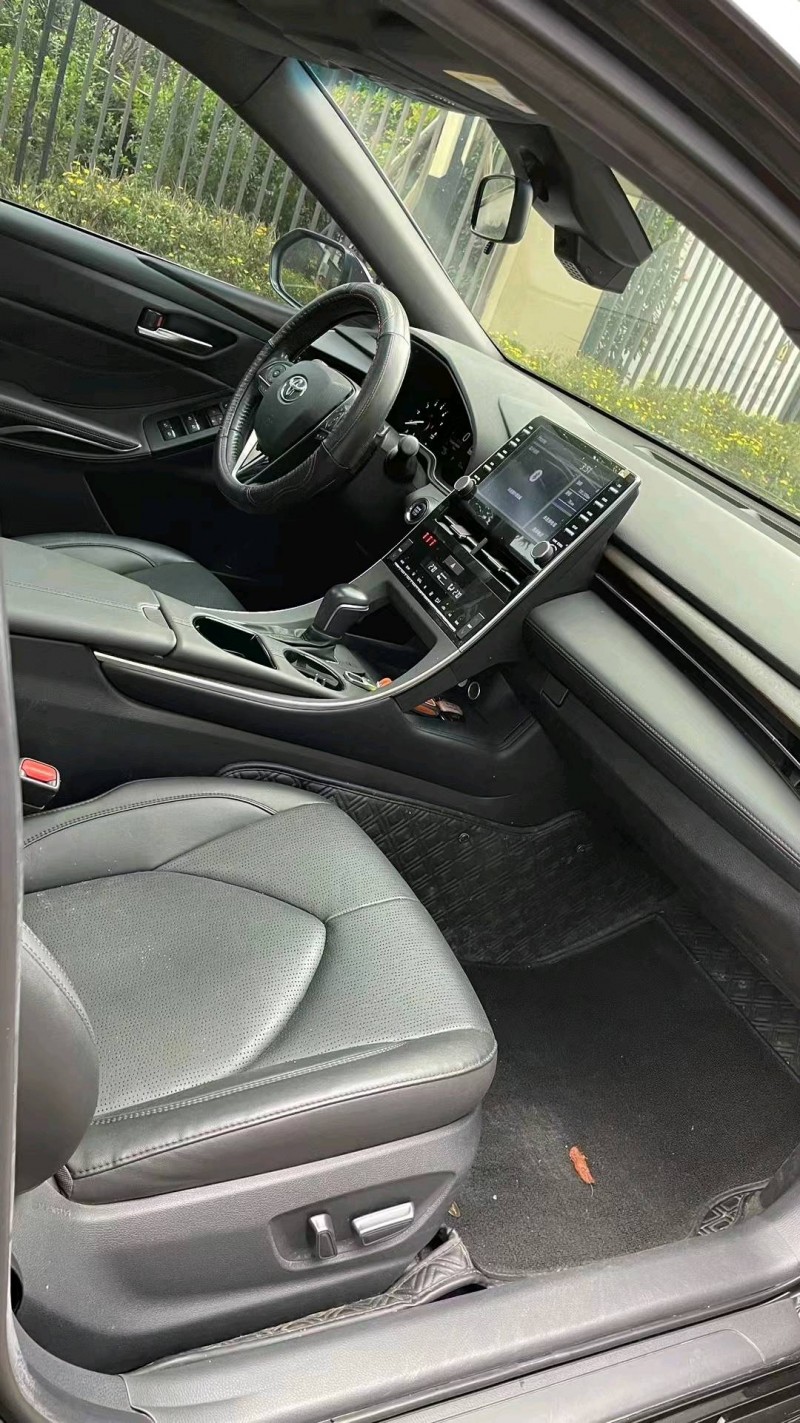 成都21年丰田亚洲龙8