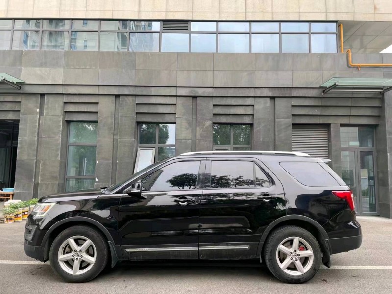 成都16年福特探险者3