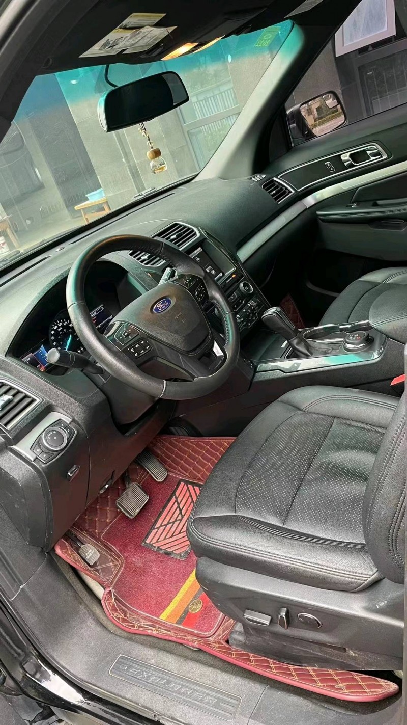 成都16年福特探险者5