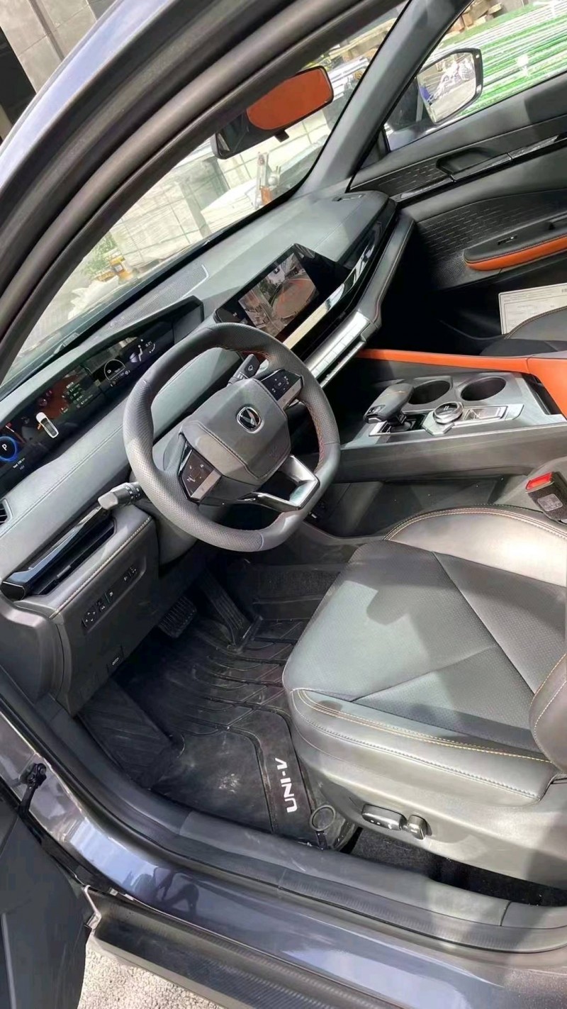 成都23年长安汽车UNI-V5