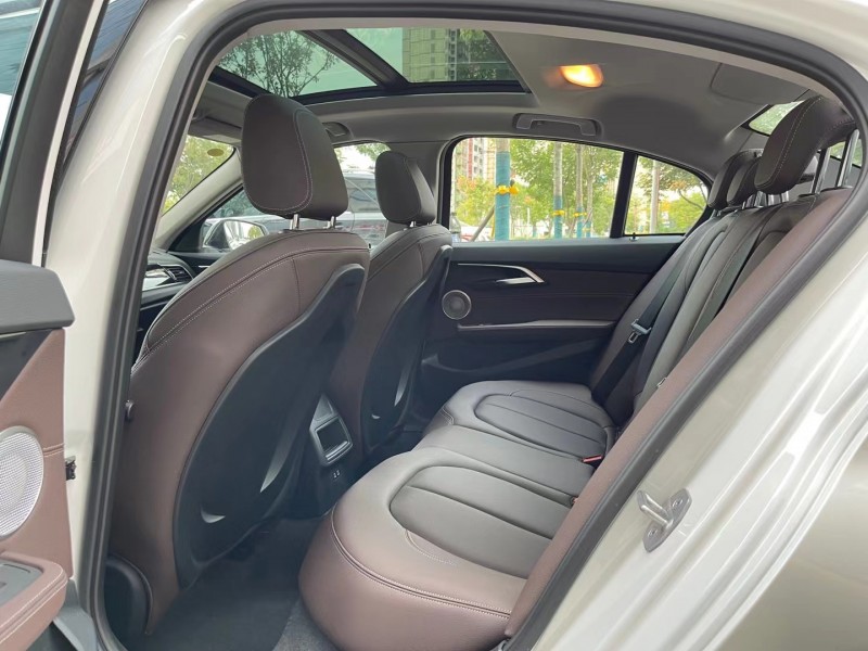 济宁22年宝马1系8