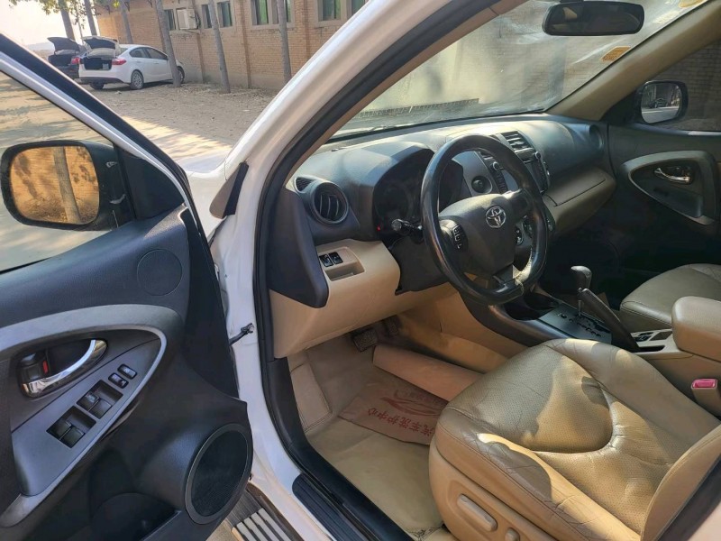 保定13年丰田RAV4荣放4