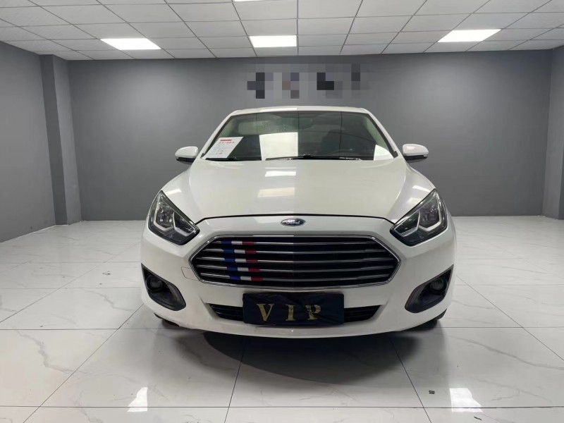 成都18年福特福睿斯1